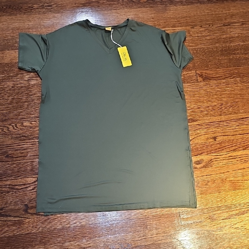 Daisy Forest Green V-Neck Tee